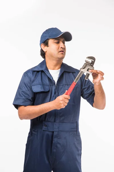 Indiase Loodgieter Actie Met Pipe Wrench Sanitair Spanner Geïsoleerde Permanent — Stockfoto