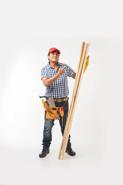 Schöner Indischer Tischler Oder Holzarbeiter Aktion Isoliert Über Weißem Hintergrund — Stockfoto