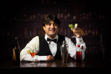 Asya Hint barmen restoranda kokteyl yapmak