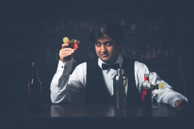 Asya Hint garson ya da beyaz arka plan üzerinde seçici odak izole barmen