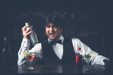 Asya Hint garson ya da beyaz arka plan üzerinde seçici odak izole barmen