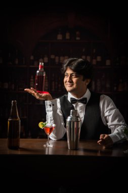 Asya Hint garson ya da beyaz arka plan üzerinde seçici odak izole barmen