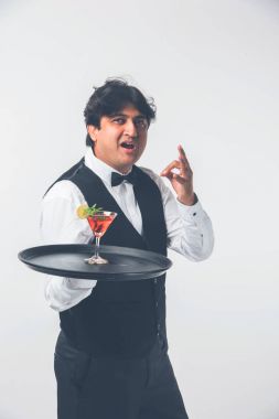 Asya Hint garson ya da beyaz arka plan üzerinde seçici odak izole barmen