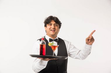 Asya Hint garson ya da beyaz arka plan üzerinde seçici odak izole barmen