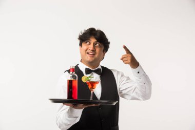 Asya Hint garson ya da beyaz arka plan üzerinde seçici odak izole barmen