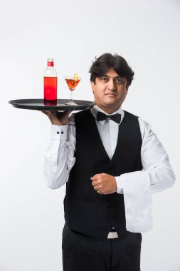 Asya Hint garson ya da beyaz arka plan üzerinde seçici odak izole barmen