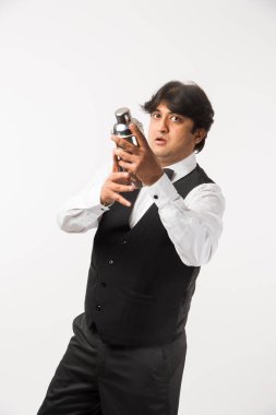 Asya Hint garson ya da beyaz arka plan üzerinde seçici odak izole barmen