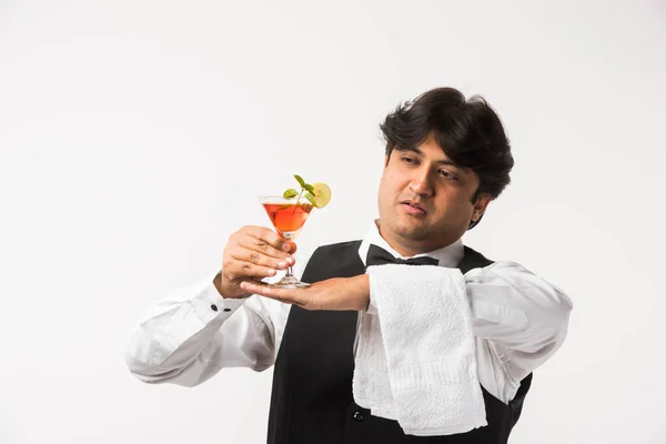 Asiático Indiano Garçom Bartender Isolado Sobre Fundo Branco Foco Seletivo — Fotografia de Stock