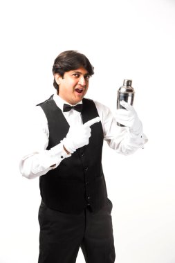 Asya Hint garson ya da beyaz arka plan üzerinde seçici odak izole barmen