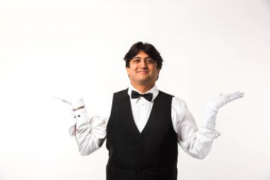 Asya Hint garson ya da beyaz arka plan üzerinde seçici odak izole barmen