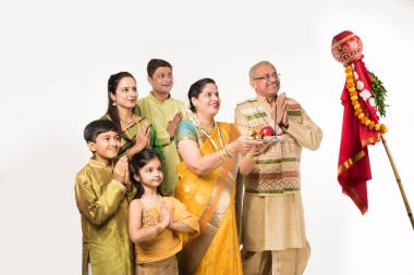 Hint aile Gudi Padwa veya Ugadi Festivali, Hindu gelenektir yeni yıl kutlama