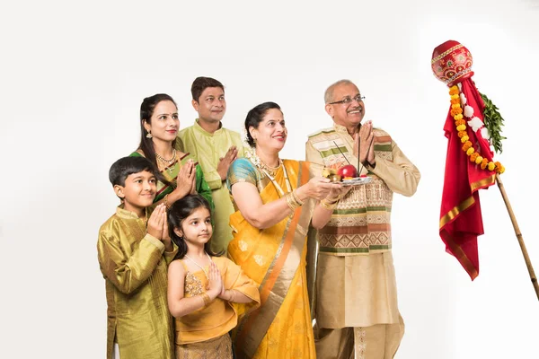 Famiglia Indiana Che Celebra Gudi Padwa Ugadi Festival Che Nuovo — Foto Stock