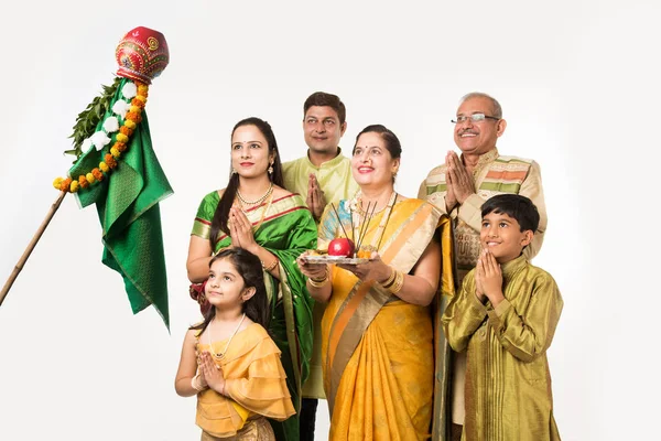 Famiglia Indiana Che Celebra Gudi Padwa Ugadi Festival Che Nuovo — Foto Stock