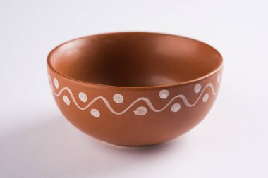 Boş pişmiş kase ya da beyaz izole kahverengi kil çorba kasesi hizmet