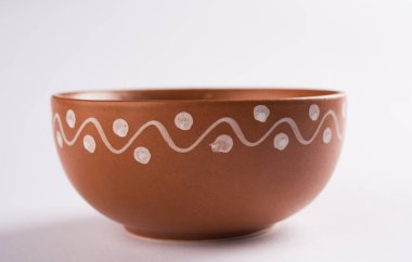 Boş pişmiş kase ya da beyaz izole kahverengi kil çorba kasesi hizmet