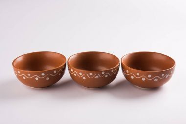 Boş pişmiş kase ya da beyaz izole kahverengi kil çorba kasesi hizmet