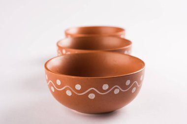 Boş pişmiş kase ya da beyaz izole kahverengi kil çorba kasesi hizmet