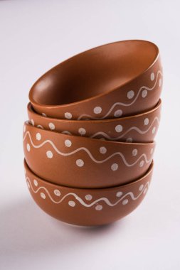 Boş pişmiş kase ya da beyaz izole kahverengi kil çorba kasesi hizmet