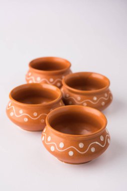 Boş pişmiş kase ya da beyaz izole kahverengi kil çorba kasesi hizmet