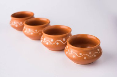 Boş pişmiş kase ya da beyaz izole kahverengi kil çorba kasesi hizmet