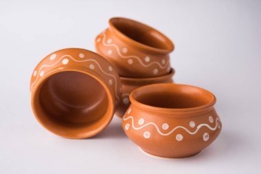 Boş pişmiş kase ya da beyaz izole kahverengi kil çorba kasesi hizmet