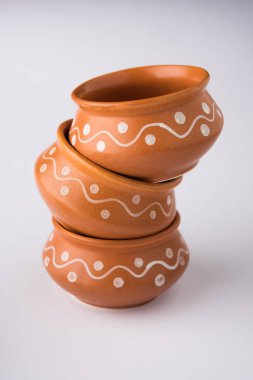 Boş pişmiş kase ya da beyaz izole kahverengi kil çorba kasesi hizmet