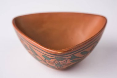 Boş pişmiş kase ya da beyaz izole kahverengi kil çorba kasesi hizmet