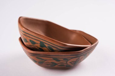 Boş pişmiş kase ya da beyaz izole kahverengi kil çorba kasesi hizmet