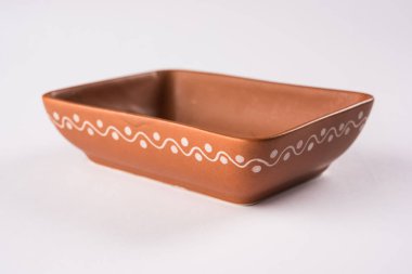 Boş pişmiş toprak kase ya da kahverengi kil beyaz izole kase hizmet