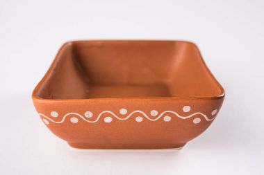 Boş pişmiş toprak kase ya da kahverengi kil beyaz izole kase hizmet