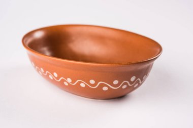 Boş pişmiş toprak kase ya da kahverengi kil beyaz izole kase hizmet