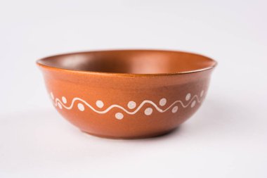 Boş pişmiş toprak kase ya da kahverengi kil beyaz izole kase hizmet