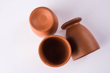 Boş pişmiş toprak kupa veya kahverengi kil kahve Kupası veya kavanoz veya cam, beyaz bitti izole içme