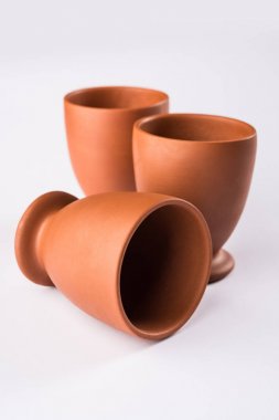 Boş pişmiş toprak kupa veya kahverengi kil kahve Kupası veya kavanoz veya cam, beyaz bitti izole içme