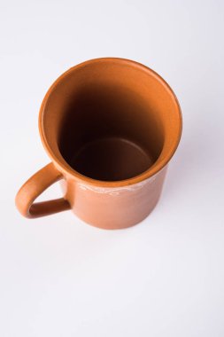 Boş pişmiş toprak kupa veya kahverengi kil kahve Kupası veya kavanoz veya cam, beyaz bitti izole içme