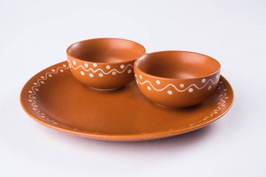 Boş pişmiş toprak çorba kasesi veya kahverengi kil beyaz izole kase hizmet