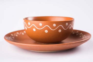 Boş pişmiş toprak çorba kasesi veya kahverengi kil beyaz izole kase hizmet