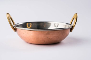 boş Hint Kadhai veya Karhai veya kızartma tavası veya beyaz arka plan üzerinde izole demir wok