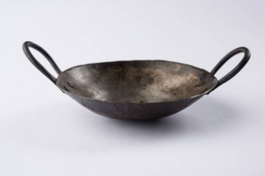 boş Hint Kadhai veya Karhai veya kızartma tavası veya beyaz arka plan üzerinde izole demir wok