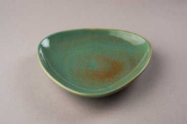 Boş yeşil seramik üçgen şekli plaka gri arka plan üzerinde izole