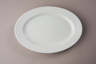 Beyaz arka plan üzerinde izole boş beyaz seramik oval veya dikdörtgen tabak