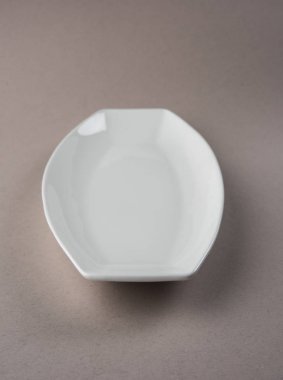 Beyaz arka plan üzerinde izole boş beyaz seramik oval veya dikdörtgen tabak