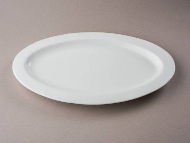 Beyaz arka plan üzerinde izole boş beyaz seramik oval veya dikdörtgen tabak