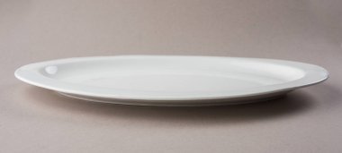 Beyaz arka plan üzerinde izole boş beyaz seramik oval veya dikdörtgen tabak