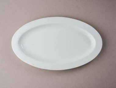 Beyaz arka plan üzerinde izole boş beyaz seramik oval veya dikdörtgen tabak