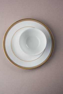 Küçük tabak, beyaz veya gri arka plan üzerinde izole boş tasarımcı beyaz veya gri hizmet kase