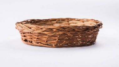 boş kamışı sepet veya Hintçe tokri ve marathi, beyaz arka plan üzerinde izole topli