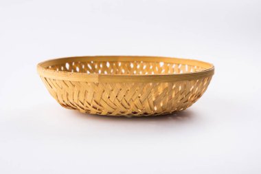 boş kamışı sepet veya Hintçe tokri ve marathi, beyaz arka plan üzerinde izole topli