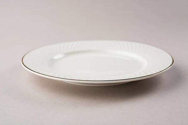 白い背景に分離された空白いセラミック丸皿 — ストック写真