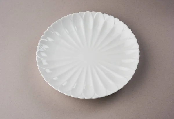 白色背景的空白色陶瓷圆板 — 图库照片